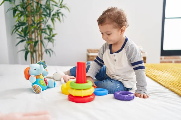 Adorável Menino Caucasiano Brincando Com Aros Brinquedo Sentado Cama Quarto — Fotografia de Stock