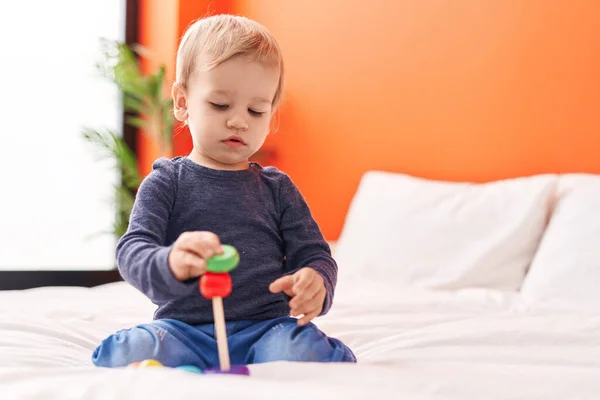 Liebenswert Blondes Kleinkind Spielt Mit Reifen Spielzeug Sitzt Auf Bett — Stockfoto