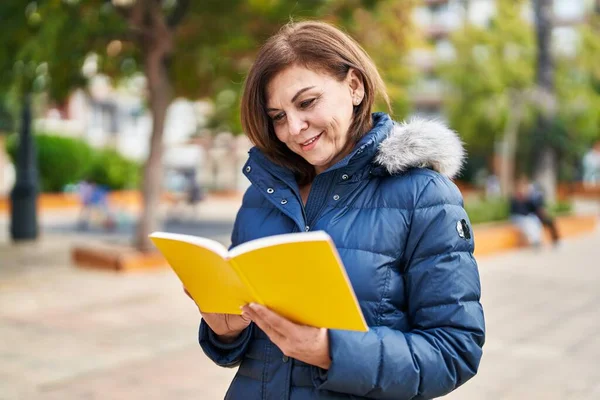 Жінка Середнього Віку Посміхається Впевнено Читає Книгу Парку — стокове фото