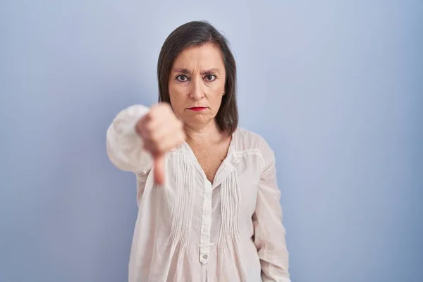 Middle Age Hispanic Woman Standing Blue Background Looking Unhappy Angry — Stock fotografie