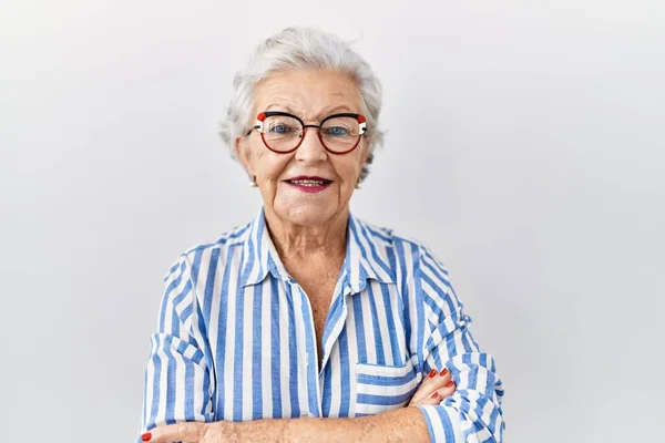 Beyaz Arka Planda Gri Saçlı Yaşlı Kadın Kollarını Kavuşturup Kameraya — Stok fotoğraf