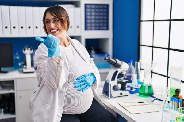 Pregnant Woman Working Scientist Laboratory Smiling Happy Face Looking Pointing — Stock fotografie
