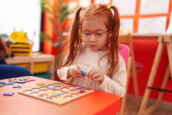 Adorable Redhead Girl Playing Maths Puzzle Game Sitting Table Kindergarten — Foto Stock