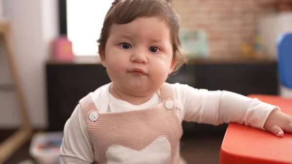 Adorable Niño Pie Con Expresión Relajada Apoyado Mesa Jardín Infantes — Foto de Stock