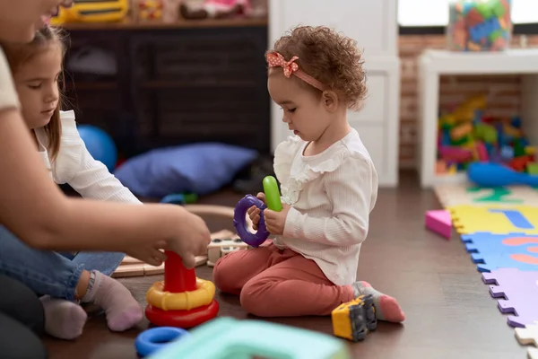 Zwei Kleine Mädchen Spielen Kindergarten Mit Reifen Auf Dem Boden — Stockfoto