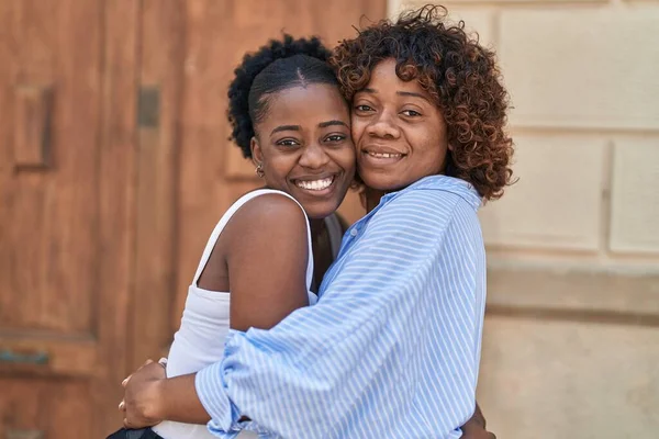 African American Women Mother Daughter Hugging Each Other Street — Stok fotoğraf