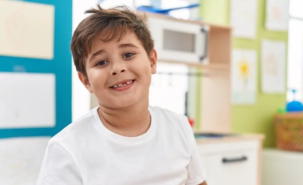 Uroczy Latynoski Chłopiec Uśmiecha Się Pewnie Stojąc Przedszkolu — Zdjęcie stockowe