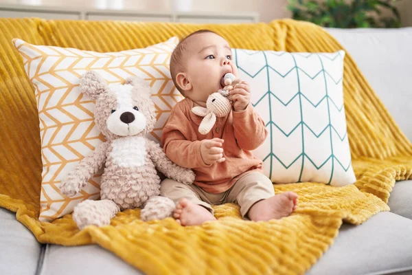 Liebenswert Hispanische Kleinkind Beißt Spielzeug Sitzt Auf Sofa Hause — Stockfoto