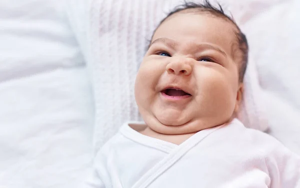 스러운 잠꾸러기 아기가 침대에 자신있게 미소짓는 — 스톡 사진