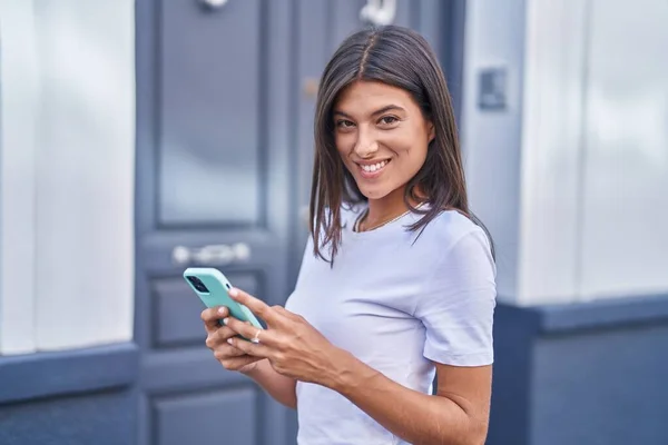 Wanita Muda Cantik Hispanik Tersenyum Percaya Diri Menggunakan Smartphone Jalan — Stok Foto