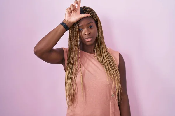 Африканская Американка Плетеными Волосами Стоящая Розовом Фоне Высмеивающая Людей Пальцами — стоковое фото