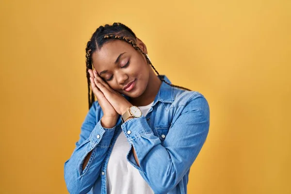 Afroamerikanerin Mit Zöpfen Steht Vor Gelbem Hintergrund Und Schläft Müde — Stockfoto