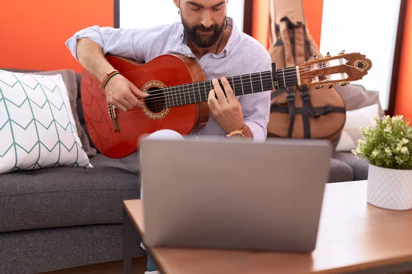 Evdeki Kanepede Oturan Spanyol Asıllı Genç Gitar Dersi Alıyor — Stok fotoğraf