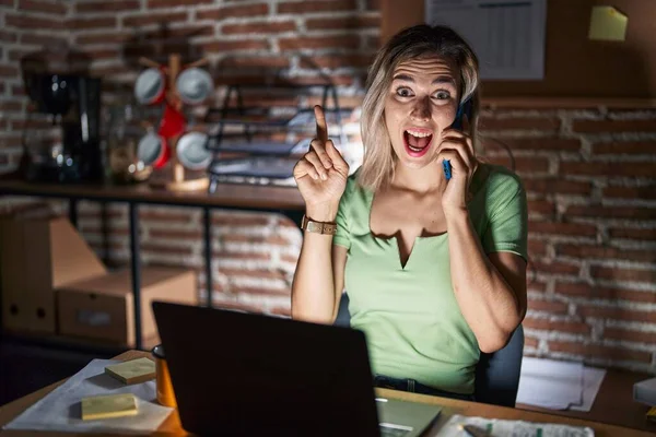 Молодая Красивая Женщина Работающая Ночам Офисе Говорит Телефону Показывая Пальцем — стоковое фото