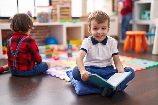 Anaokulunda Yerde Oturmuş Kitap Okuyan Iki Çocuk — Stok fotoğraf