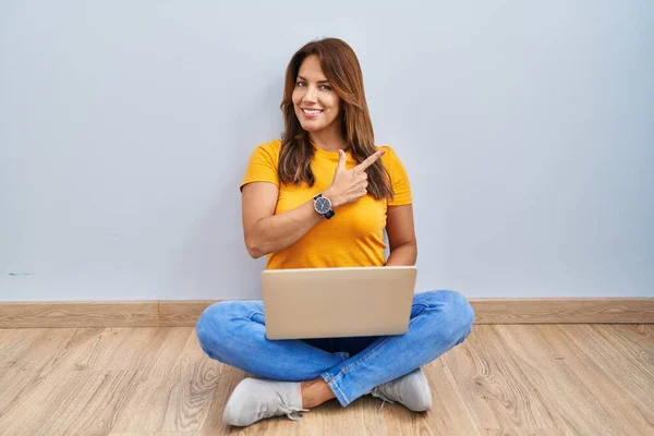 Hispanic Woman Using Laptop Sitting Floor Home Cheerful Smile Face —  Fotos de Stock