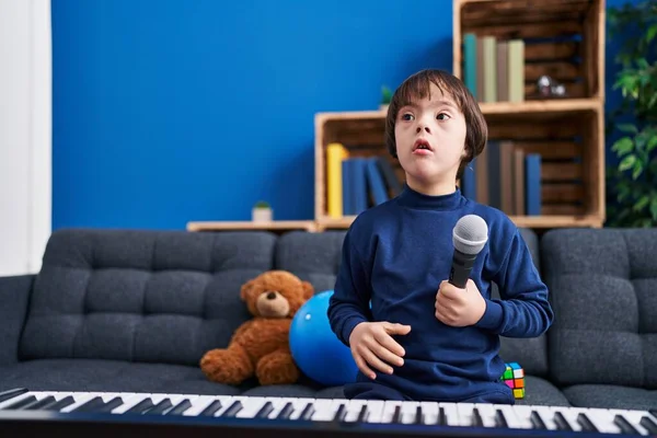 Syndrome Kid Singing Song Sitting Sofa Home — Stock Photo, Image