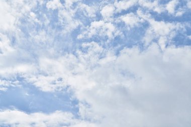 Güneşli bir günde bulutlu güzel mavi gökyüzü