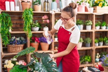 Çiçekçide çalışan güzel bir İspanyol çiçekçi kadın.
