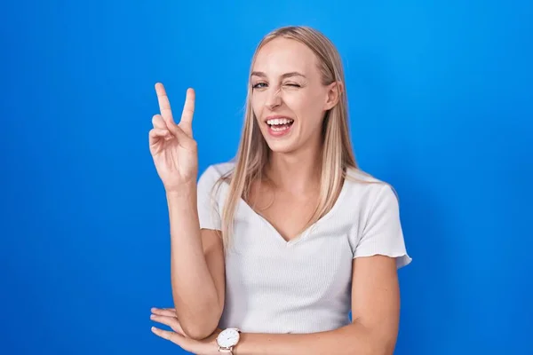 Young Caucasian Woman Standing Blue Background Smiling Happy Face Winking — Stock Photo, Image