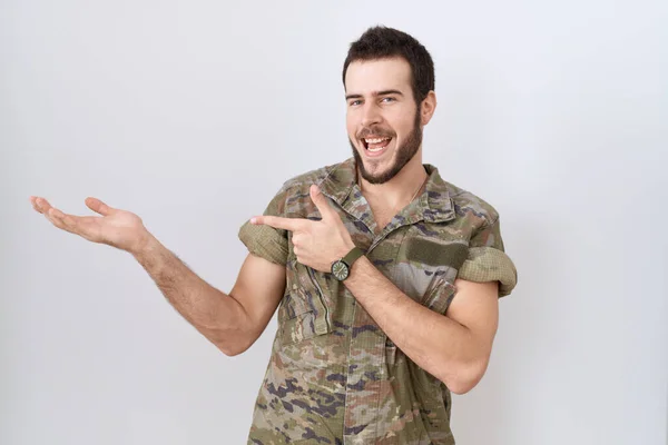 Joven Hombre Hispano Vistiendo Uniforme Camuflaje Del Ejército Asombrado Sonriendo — Foto de Stock