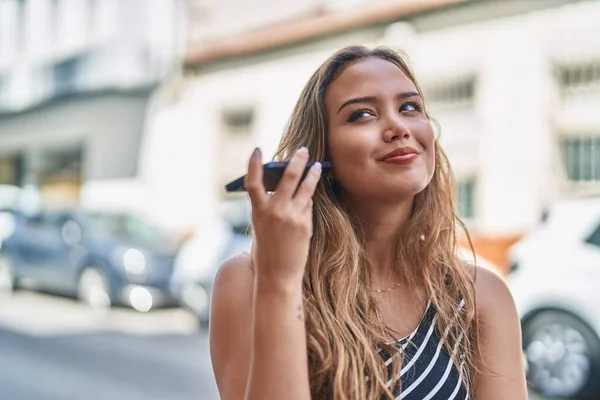 Joven Hermosa Mujer Hispana Sonriendo Confiado Escuchando Mensaje Audio Por — Foto de Stock