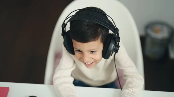 Sınıftaki Masada Bilgisayar Kullanan Sevimli Spanyol Çocuk — Stok fotoğraf
