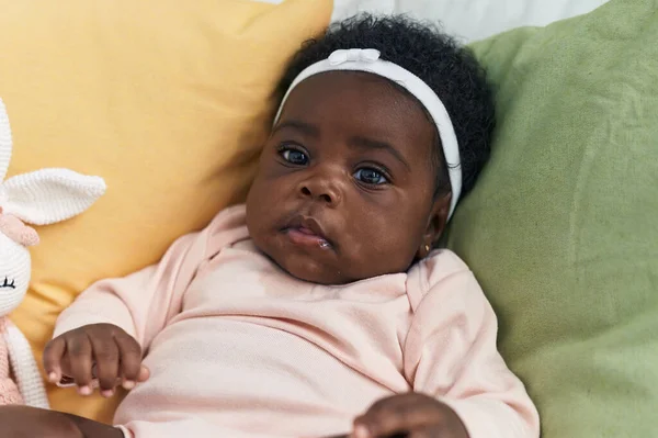非洲裔美国婴儿躺在床上 在卧室里表情轻松 — 图库照片