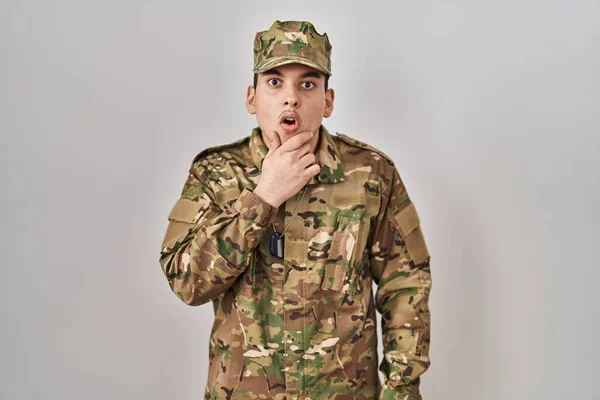 Młody Arabski Mężczyzna Mundurze Wojskowym Kamuflażu Zafascynowany Niedowierzaniem Zaskoczeniem Zdumieniem — Zdjęcie stockowe