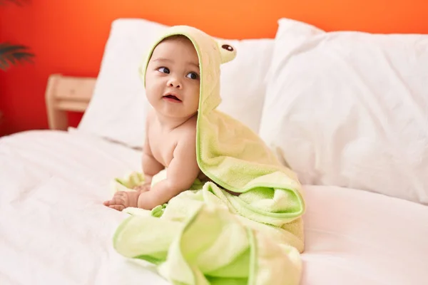 Schattige Spaanse Peuter Draagt Grappige Handdoek Zittend Bed Slaapkamer — Stockfoto