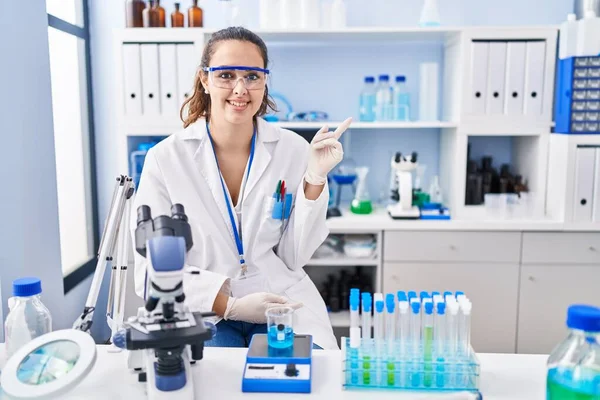 Mujer Hispana Joven Que Trabaja Laboratorio Científico Con Una Gran — Foto de Stock