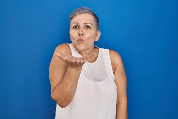 Mujer Caucásica Mediana Edad Pie Sobre Fondo Azul Mirando Cámara —  Fotos de Stock