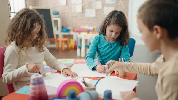 Група Дітей Дошкільного Віку Сидить Столі Малюючи Папері Дитячому Садку — стокове фото