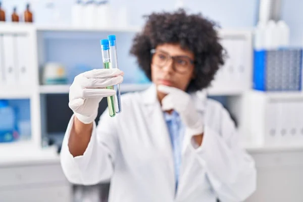 非洲裔美国女科学家在实验室拿着试管 — 图库照片