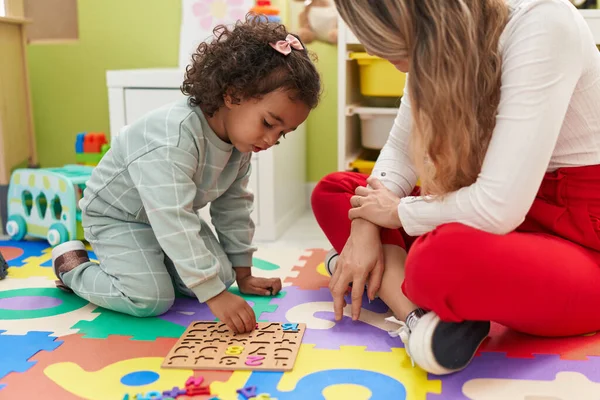 Teacher Toddler Playing Maths Puzzle Game Sitting Floor Kindergarten — ストック写真