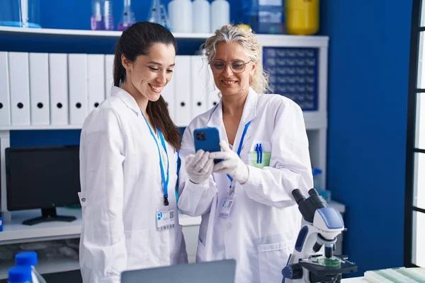 Dos Mujeres Científicas Usando Smartphone Trabajando Laboratorio — Foto de Stock