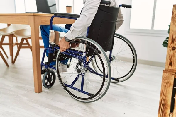 Homem Cabelos Grisalhos Meia Idade Empresário Sentado Cadeira Rodas Trabalhando — Fotografia de Stock