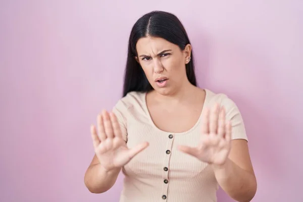 Young Hispanic Woman Standing Pink Background Moving Away Hands Palms — Photo