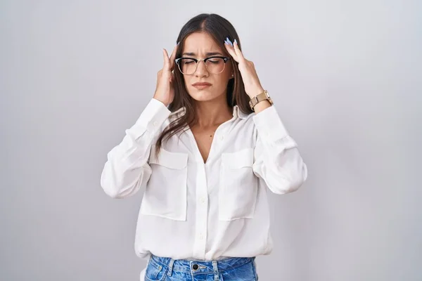 Mujer Morena Joven Que Lleva Gafas Con Mano Cabeza Dolor — Foto de Stock