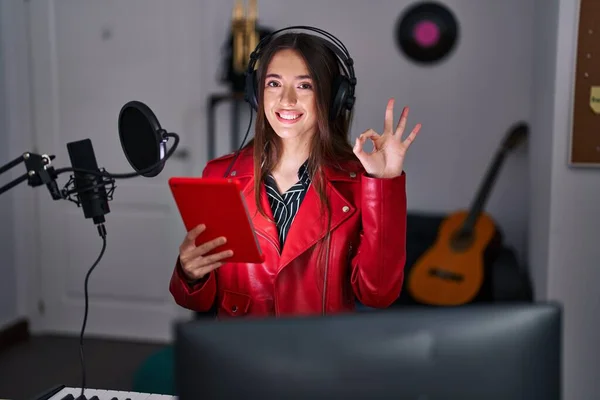 Genç Esmer Kadın Mikrofon Kullanarak Şarkı Söylüyor Parmaklarıyla Imza Atıyor — Stok fotoğraf