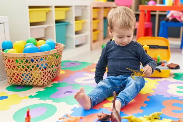 Liebenswertes Blondes Kleinkind Spielt Kindergarten Mit Dino Spielzeug Auf Dem — Stockfoto