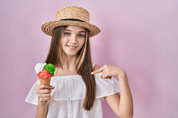 아이스크림을 소녀는 얼굴에 미소를 머금고 자랑스럽고 행복해 보이는 손가락으로 자신을 — 스톡 사진