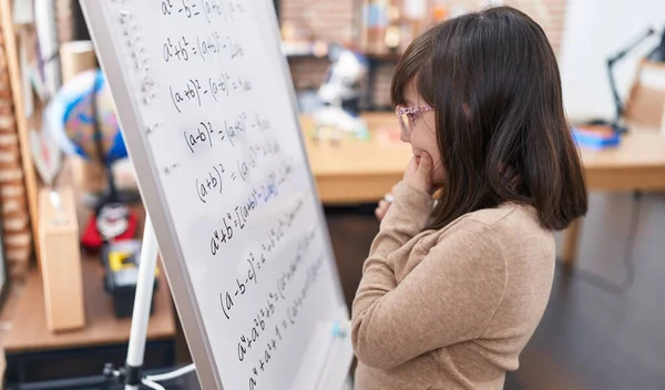 愛らしいですヒスパニック女の子学生立っていますによって黒板解決数学演習で教室 — ストック写真