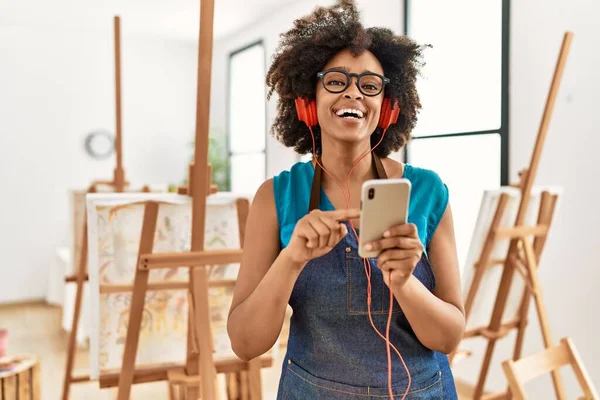 Joven Mujer Afroamericana Sonriendo Confiada Escuchando Música Estudio Arte — Foto de Stock