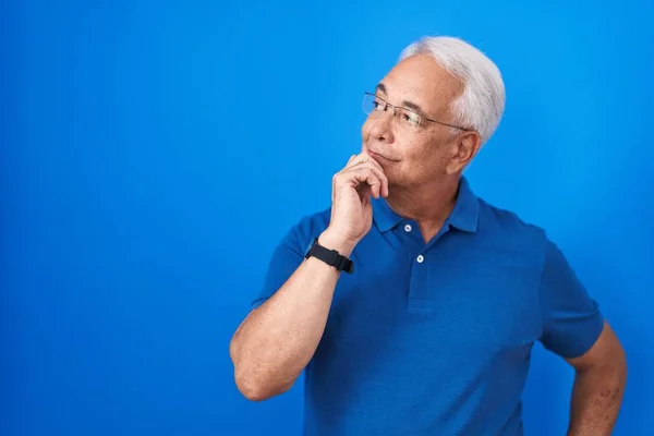 Hombre Mediana Edad Con Pelo Gris Pie Sobre Fondo Azul — Foto de Stock