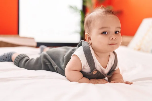 Entzückendes Hispanisches Kleinkind Lächelt Selbstbewusst Schlafzimmer Auf Dem Bett Liegend — Stockfoto