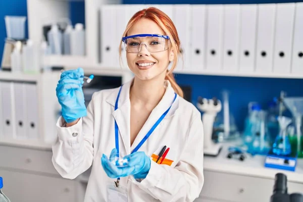 Jovem Cientista Caucasiana Sorrindo Pílula Segurando Confiante Laboratório — Fotografia de Stock