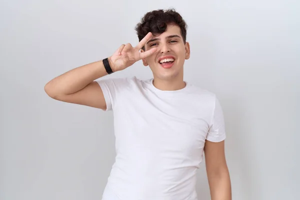Młody Niebinarny Mężczyzna Luźnej Białej Koszuli Robi Symbol Pokoju Palcami — Zdjęcie stockowe