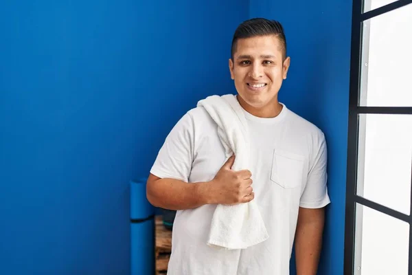 Mladý Latinsky Muž Usmívá Sebevědomě Drží Ručník Sportovním Centru — Stock fotografie