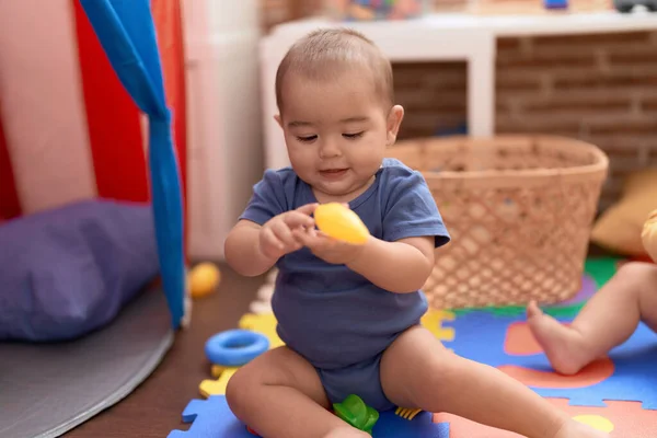 Liebenswertes Chinesisches Kleinkind Spielt Mit Spielzeug Das Kindergarten Auf Dem — Stockfoto